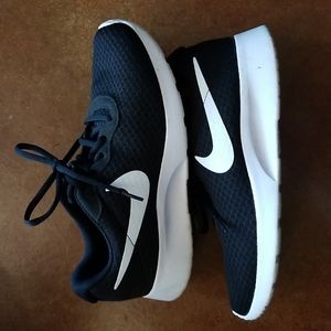 Nike tanjun sneakers 8.5